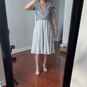 Badgley Mischka Size 8 Navy and White Geometric Midi Dress